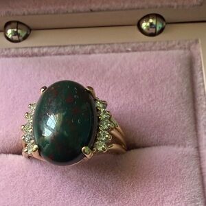 Elegant Gold and bloodstone 14 karat gold ring